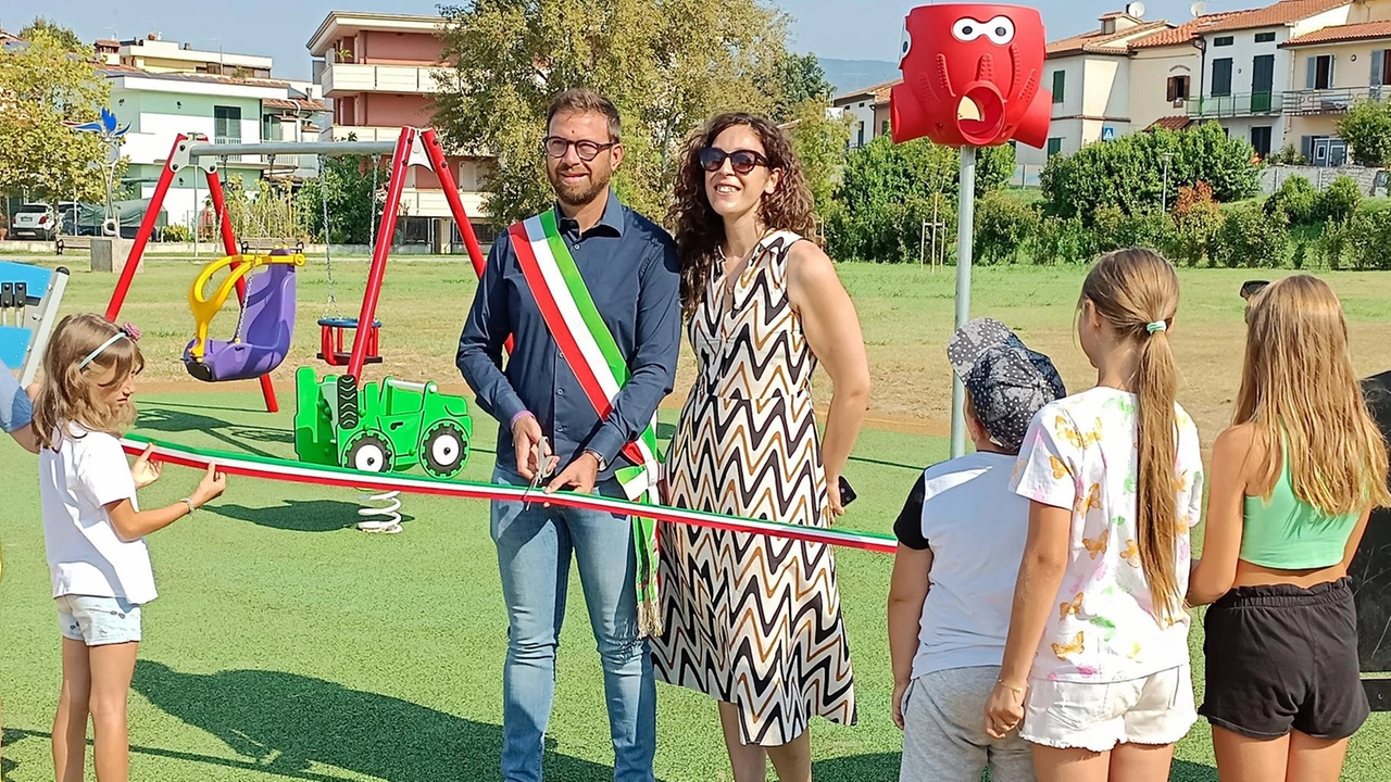 Taglio del nastro alla zona ludico-educativa sorta nel parco Dalla Chiesa. Il sindaco Benesperi: "Spazio giochi a disposizione di tutti chiesto dai cittadini".