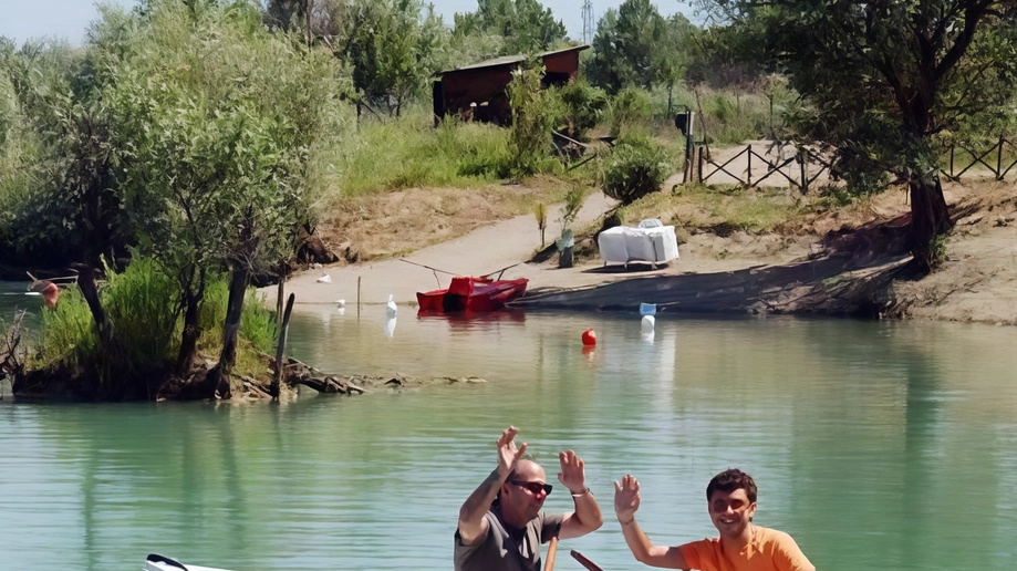 Il parco dei Renai di Signa offre la possibilità di balneazione in città durante Ferragosto, con accesso al lago, noleggio di lettini e ombrelloni, e varie attività come wing surf e beach-volley. Un'opzione di svago e socialità per chi resta in città.