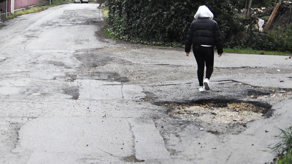 La brutta situazione nella zona industriale di Drove. La viabilità lascia a desiderare: strade con tante buche e simili a mulattiere