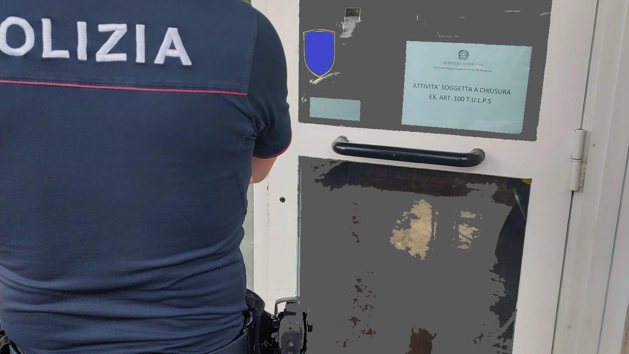 La Polizia di Perugia ha chiuso un locale a Fontivegge per 15 giorni per violente liti e presenza di individui con precedenti, a rischio ordine pubblico.