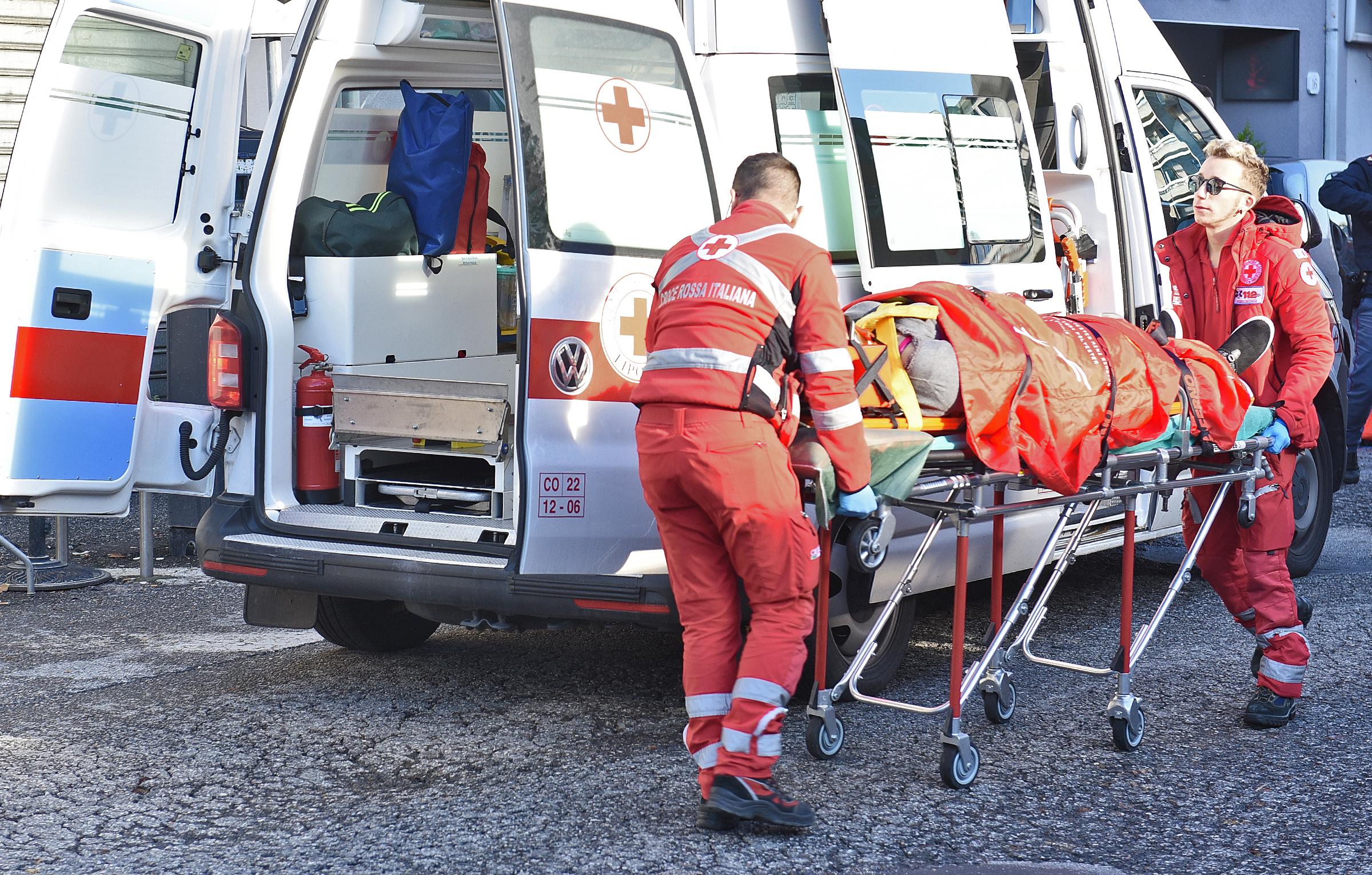 Incidente stradale a Massarosa: scontro frontale tra auto. Donna accusa malore per lo choc