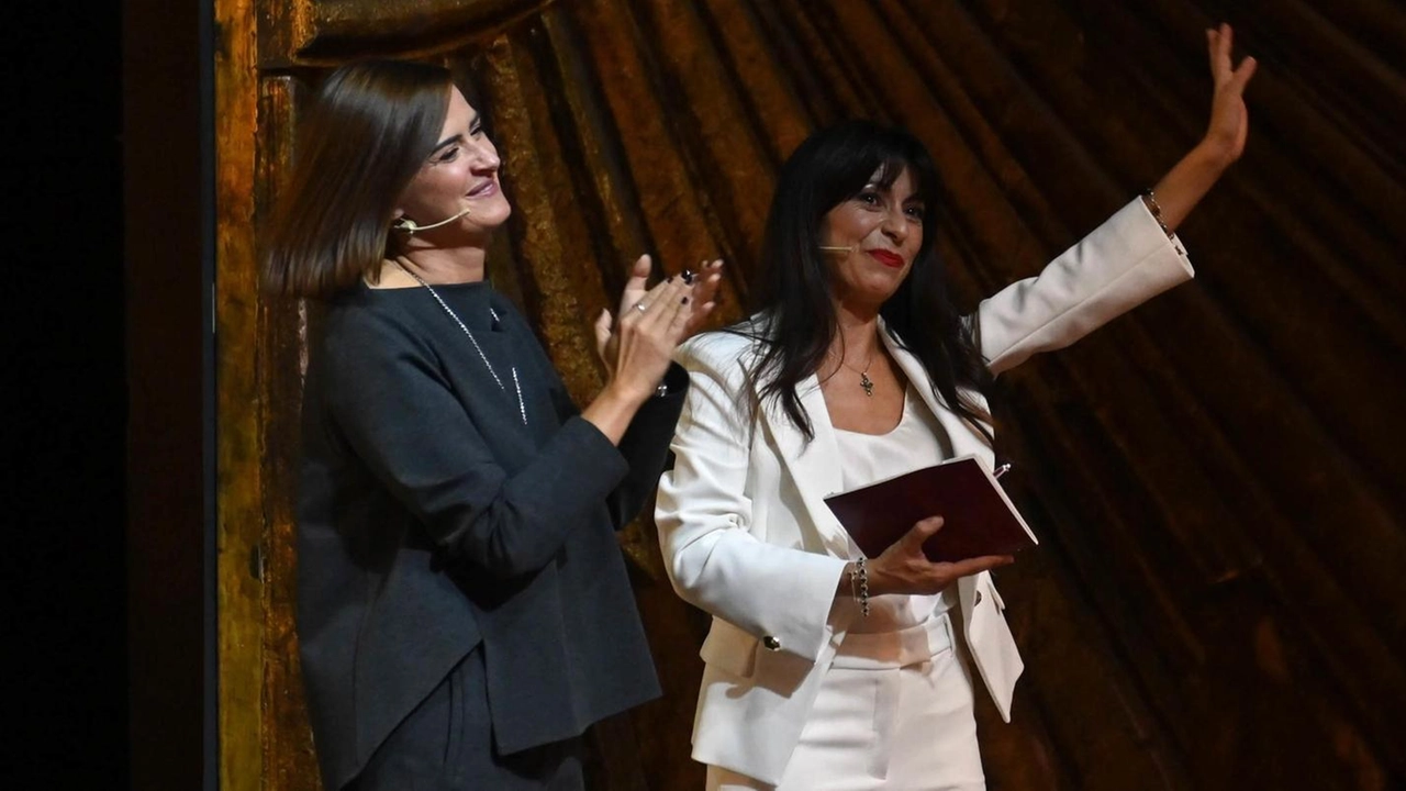 Stefania Proietti sul palco del Lyrick di Assisi con la sindaca di Perugia, Vittoria Ferdinandi