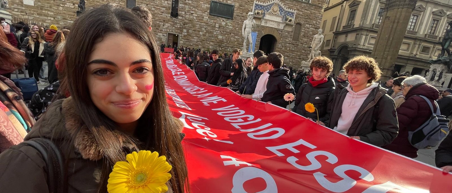 Tantissime le scuole che hanno partecipato stamani al nostro evento in piazza della Signoria. “Un tema che ci sta a cuore”. E c’è anche chi racconta di aver salvato, di notte, una ragazza strattonata con violenza dal fidanzato