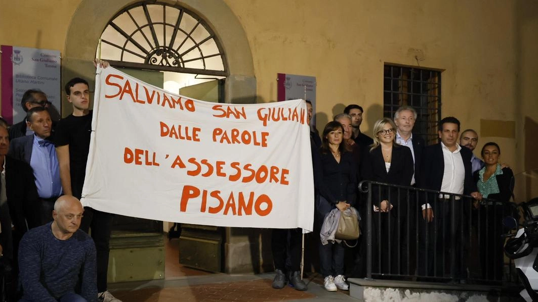 . protesta fuori dalla sala del consiglio comunale di San Giuliano