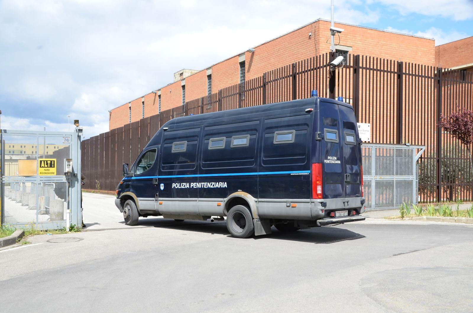 Cgil: “Tentativo di rivolta nel carcere di Prato, venti detenuti barricati fino alle 2 di notte”