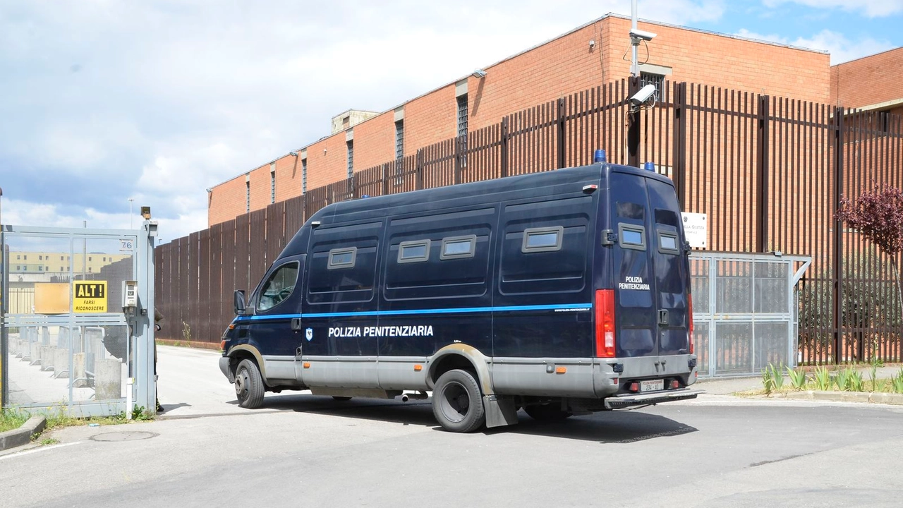 Camionetta della polizia penitenziaria davanti al carcere della Dogaia (foto Attalmi)