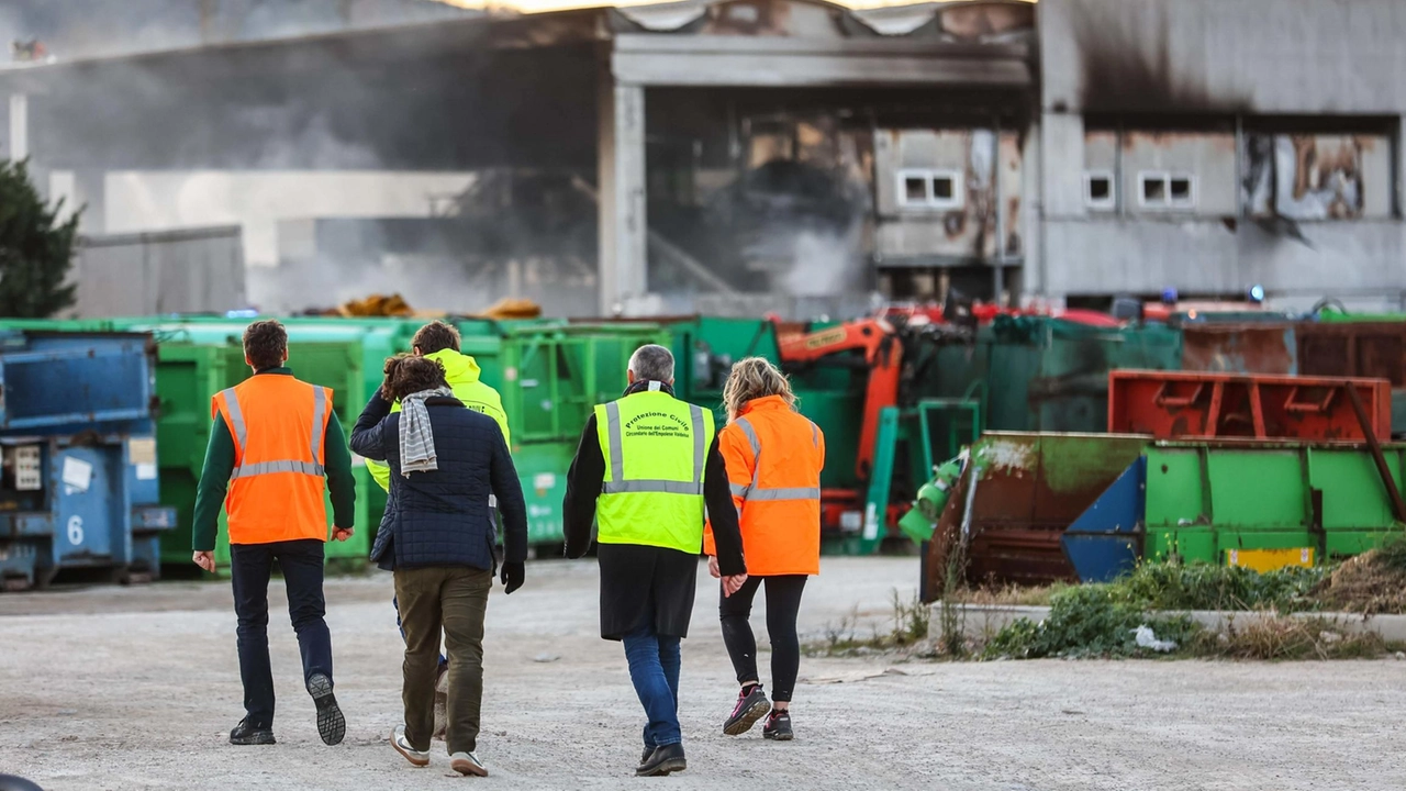 L’incendio si è sviluppato in un’area dello stabilimento che ha sede nella zona di Molin Nuovo. Sul posto varie squadre dei vigili del fuoco al lavoro. Nessun ferito. Sopralluogo di sindaco e vice sindaco.