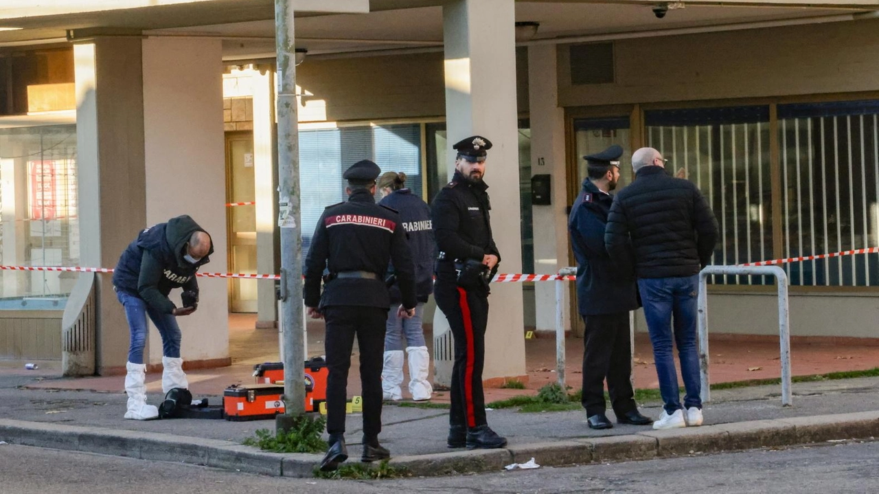 I carabinieri efettuano rilievi nel luogo dove il 17enne è stato accoltellato a morte all’alba