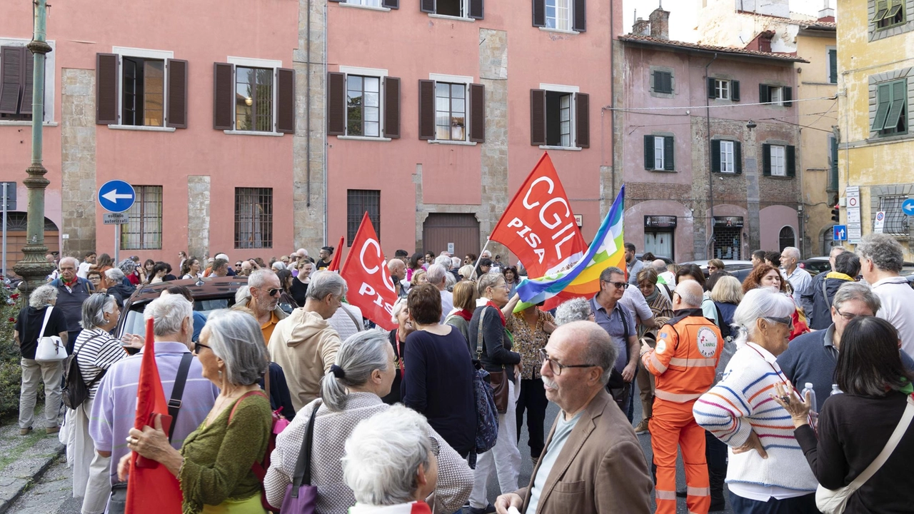 Grande partecipazione al presidio organizzato ieri pomeriggio dalla Cgil davanti alla prefettura. C’era anche l’assessora regionale Nardini. Documento al Prefetto.