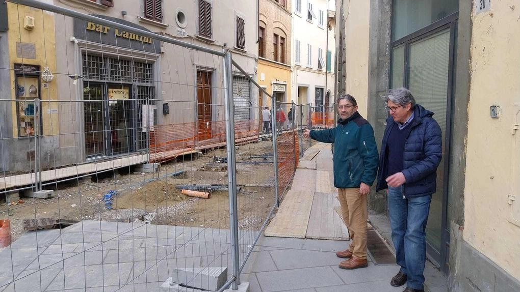 Nelle notti agitate della movida finiscono anche i camminamenti istallati per consentire il passaggio dei pedoni lungo il cantiere di...