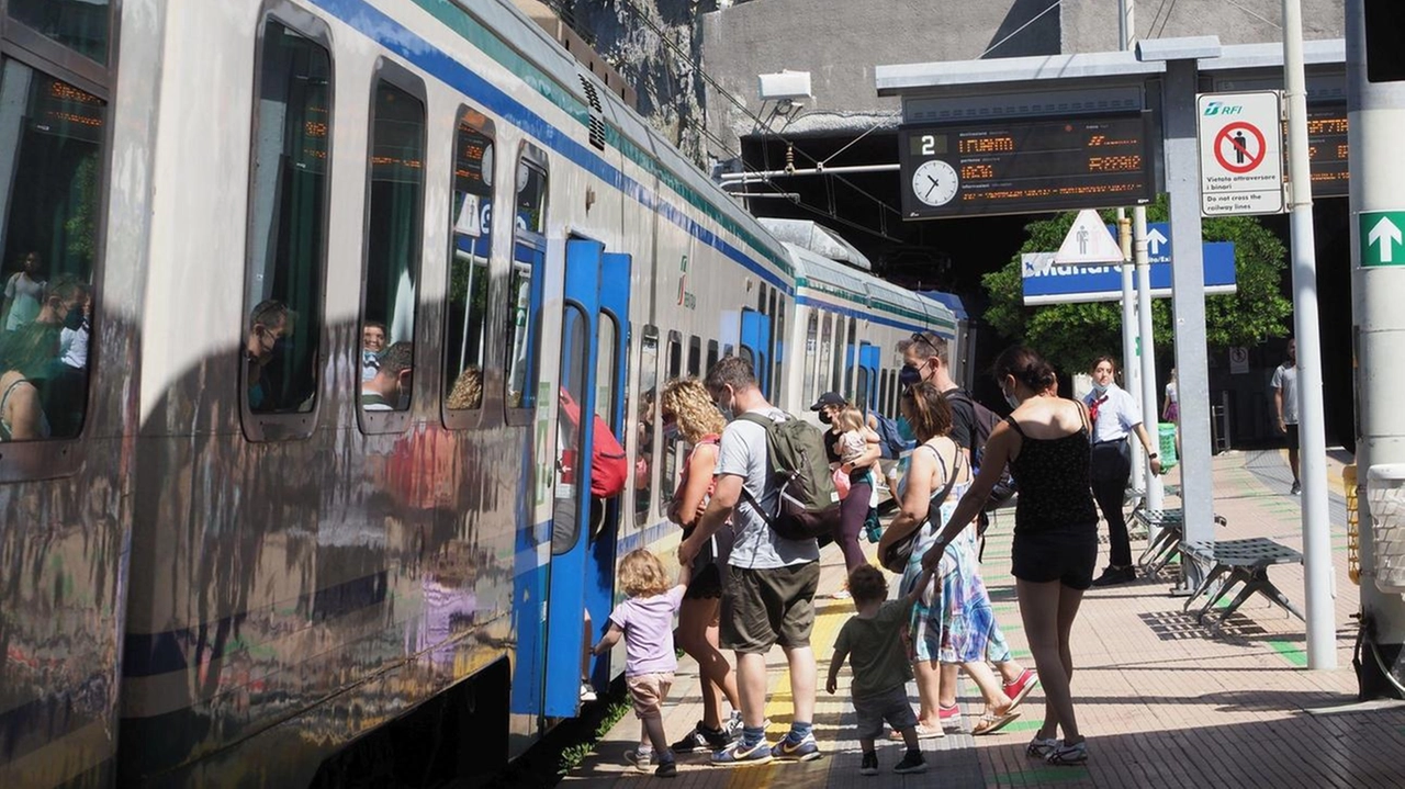 Passeggeri in una stazione delle Cinque Terre (foto d’archivio)