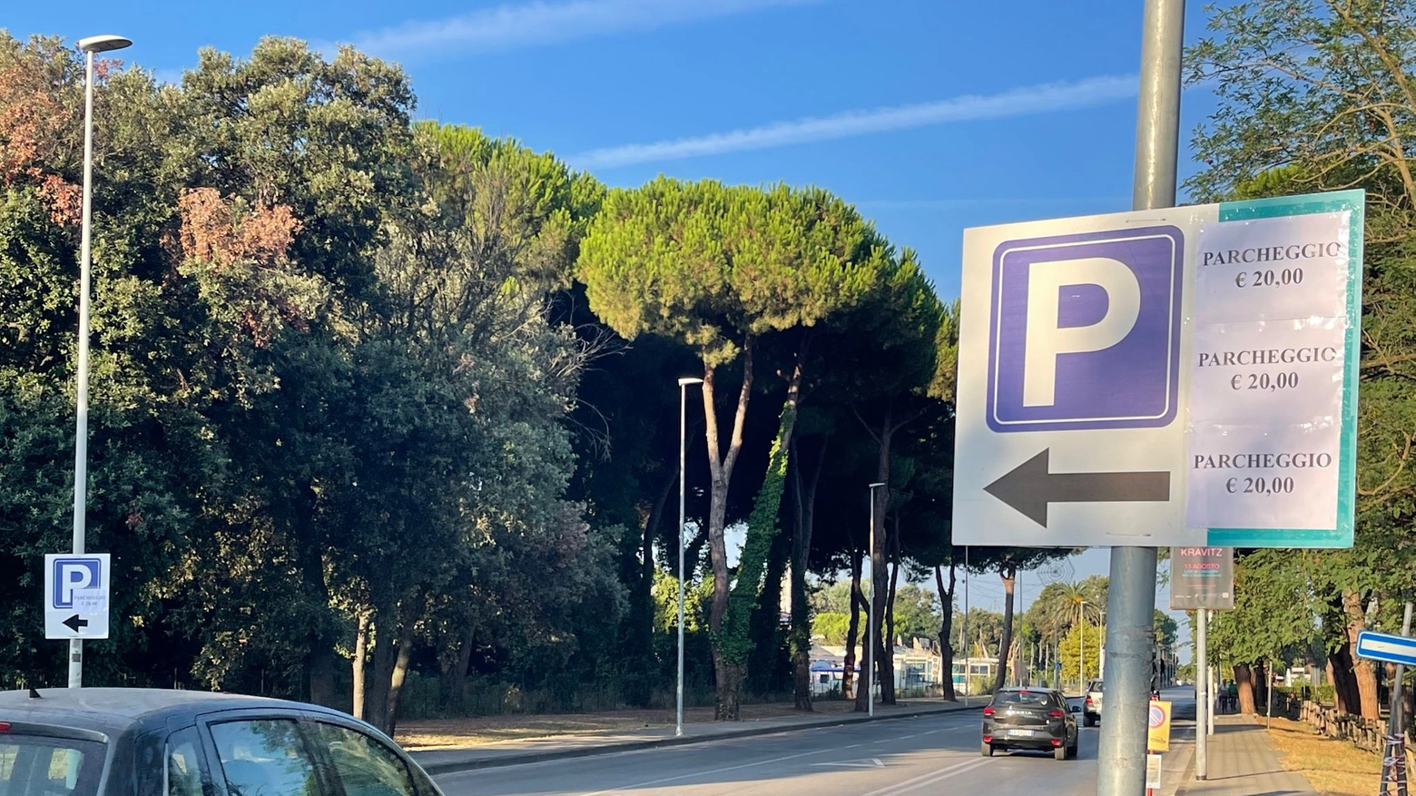 I cartelli che indicano il parcheggio e i prezzi per l'attesissimo concerto di Lenny Kravitz a Lido di Camaiore