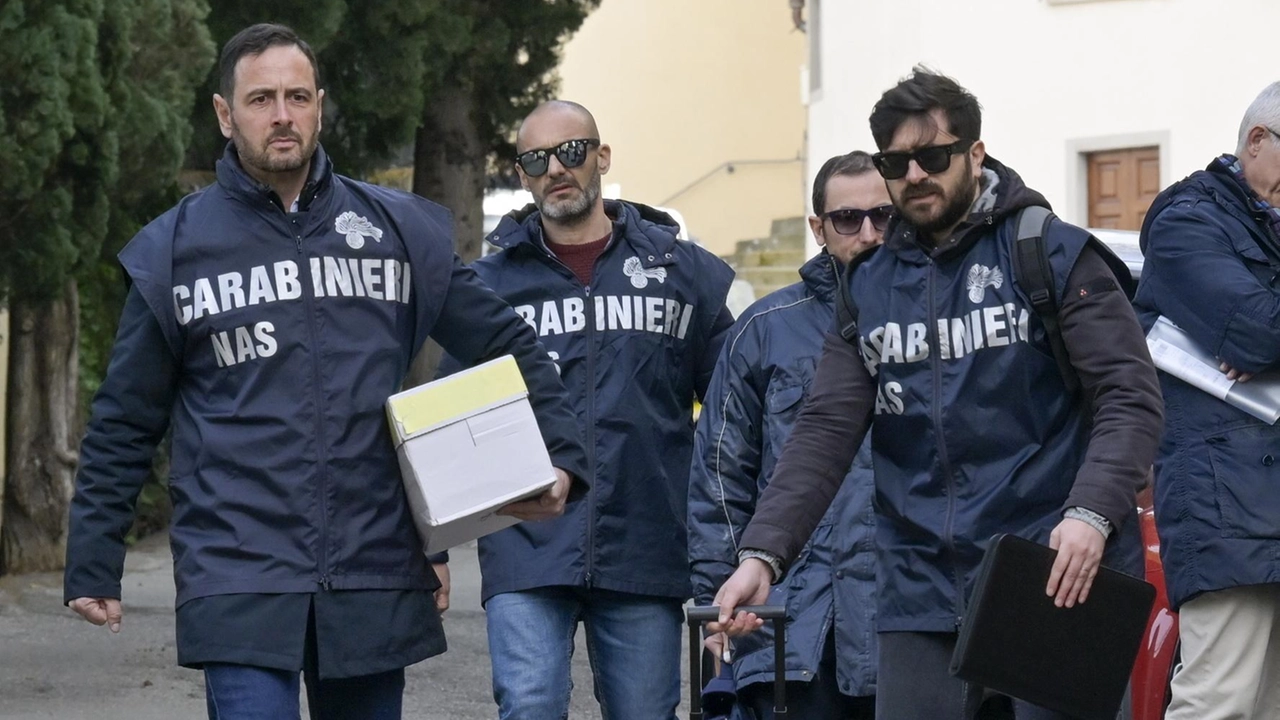 I carabinieri del Nas durante un’acquisizione di materiale nelle Rsa dove si è verificato l’intossicazione