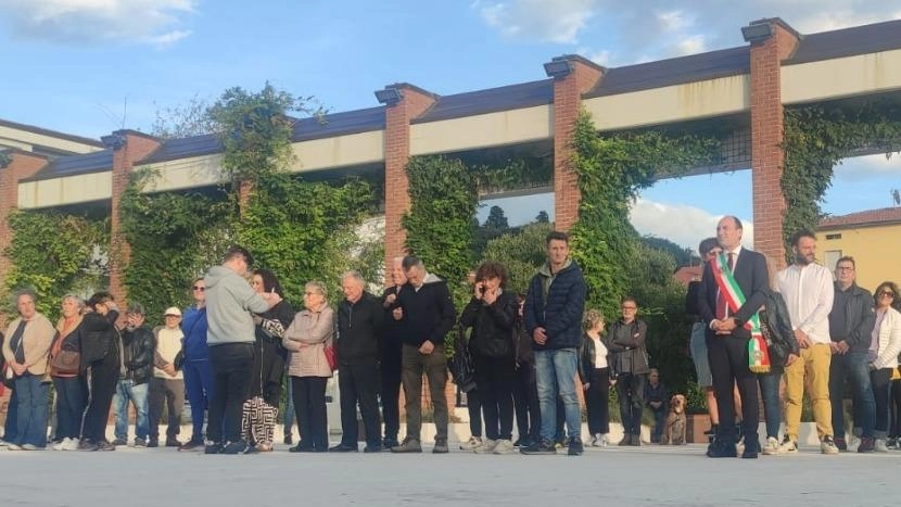 Un momento del fash mob in piazza