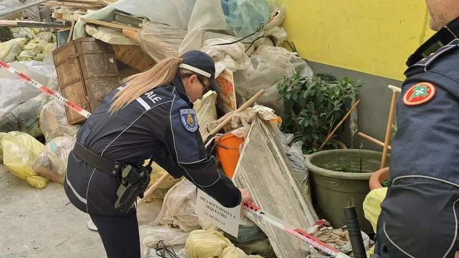 Mano pesante sugli incivili. Polizia municipale in azione contro l’abbandono di rifiuti