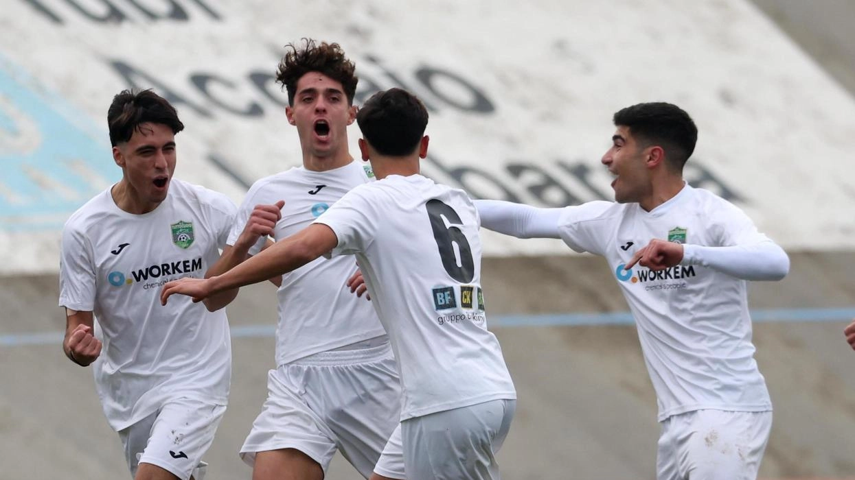 Una rete del Tuttocuoio con i ragazzi neroverdi che festeggiano (foto d’archivio)