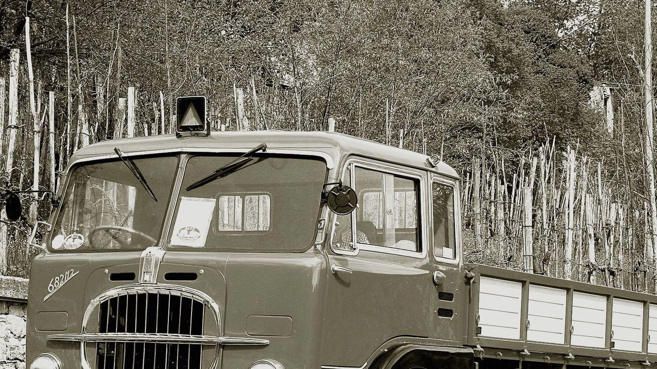 A Pontremoli parte il raduno di camion e autobus d'epoca lungo la statale 62 della Cisa, organizzato dall'Associazione italiana trasporti d'epoca. Un evento che celebra la storia e l'importanza di questa strada, coinvolgendo appassionati e curiosi.