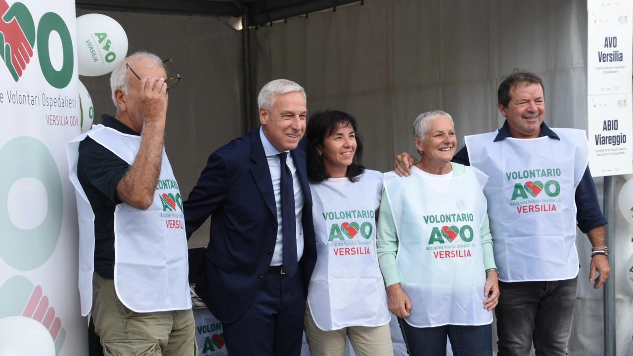 Il sindaco Giorgio Del Ghingaro insieme ai volontari dell’associazione ospedaliera Avo che assistono i pazienti ricoverati negli ospedali