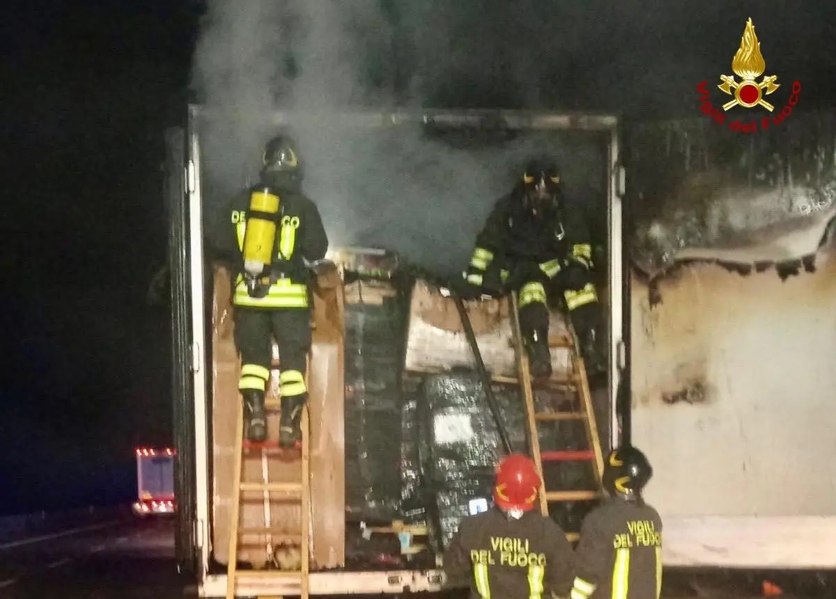 Camion in fiamme sull’Aurelia, le fiamme partite dal vano di carico