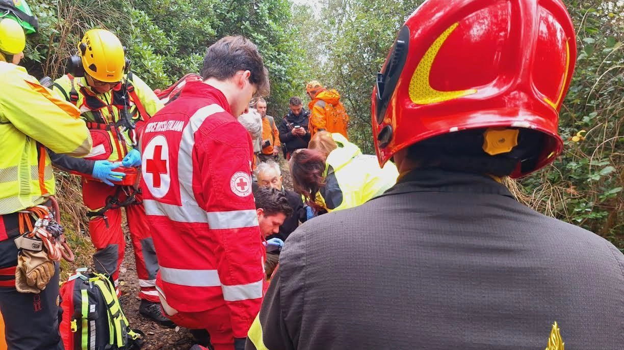 L’uomo è stato colpito al petto dalla scheggia di un proiettile: si tratta adesso di capire se partito. dal proprio fucile o per errore dall’arma di un altro cacciatore