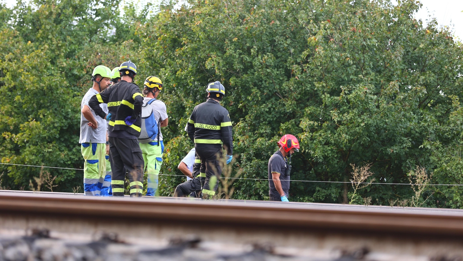 Vigili del fuoco e soccorsi sono intervenuti lungo la linea ferroviaria empolese per soccorrere una persona investita da un treno (Foto Gasperini/Fotocronache Germogli)