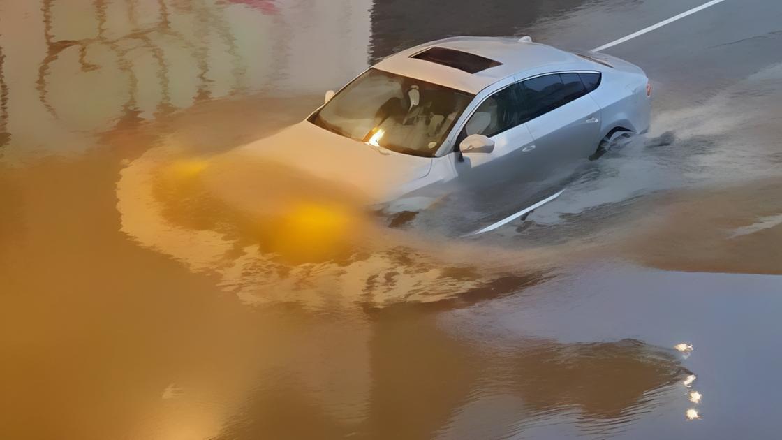 Nubifragi a Massa e Follonica. Auto bloccata nel sottopasso