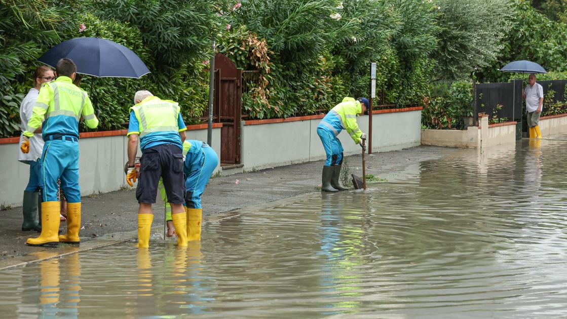 Maltempo, Campi Bisenzio e Calenzano sott’acqua. Decine di interventi dei vigili del fuoco