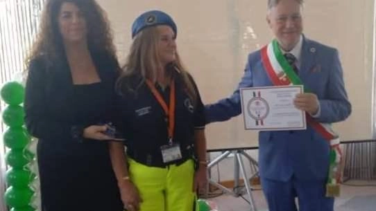 Il sindaco di Aulla Roberto Valettini premia la volontaria Solidea