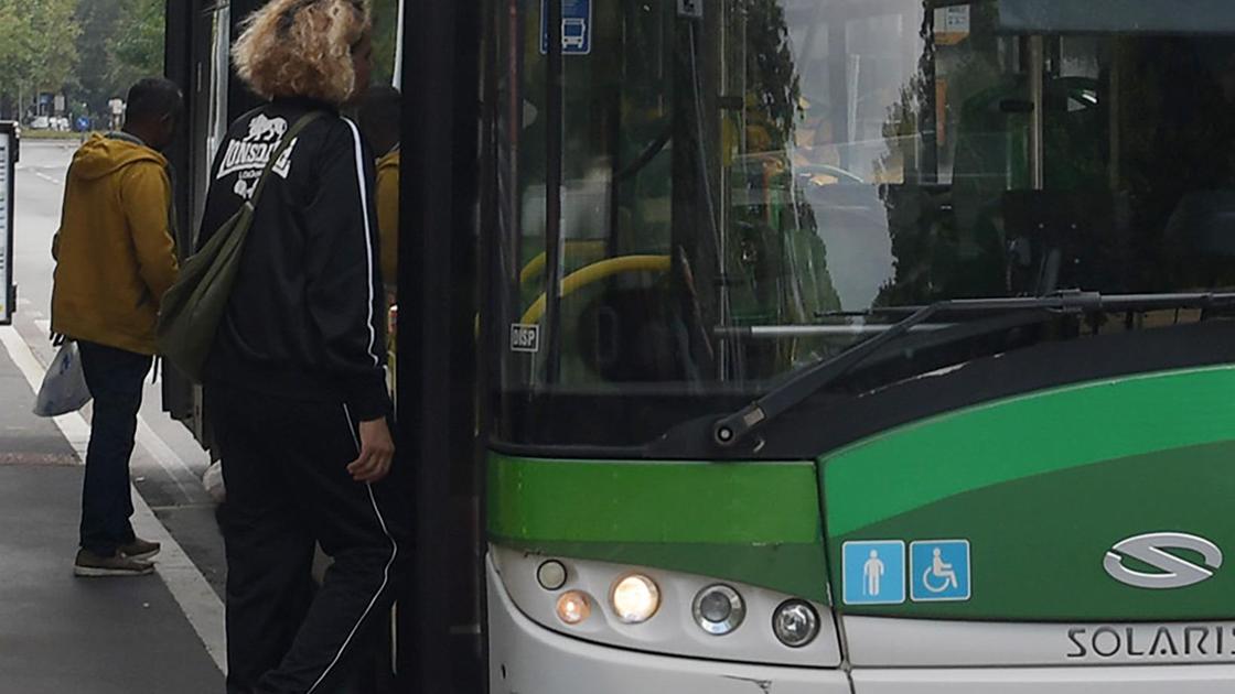 Uno studente sviene sull’autobus. L’autista ferma il mezzo e lo salva