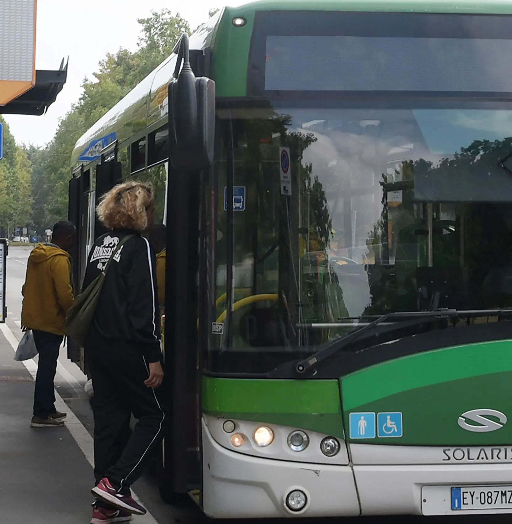 Uno studente sviene sull’autobus. L’autista ferma il mezzo e lo salva