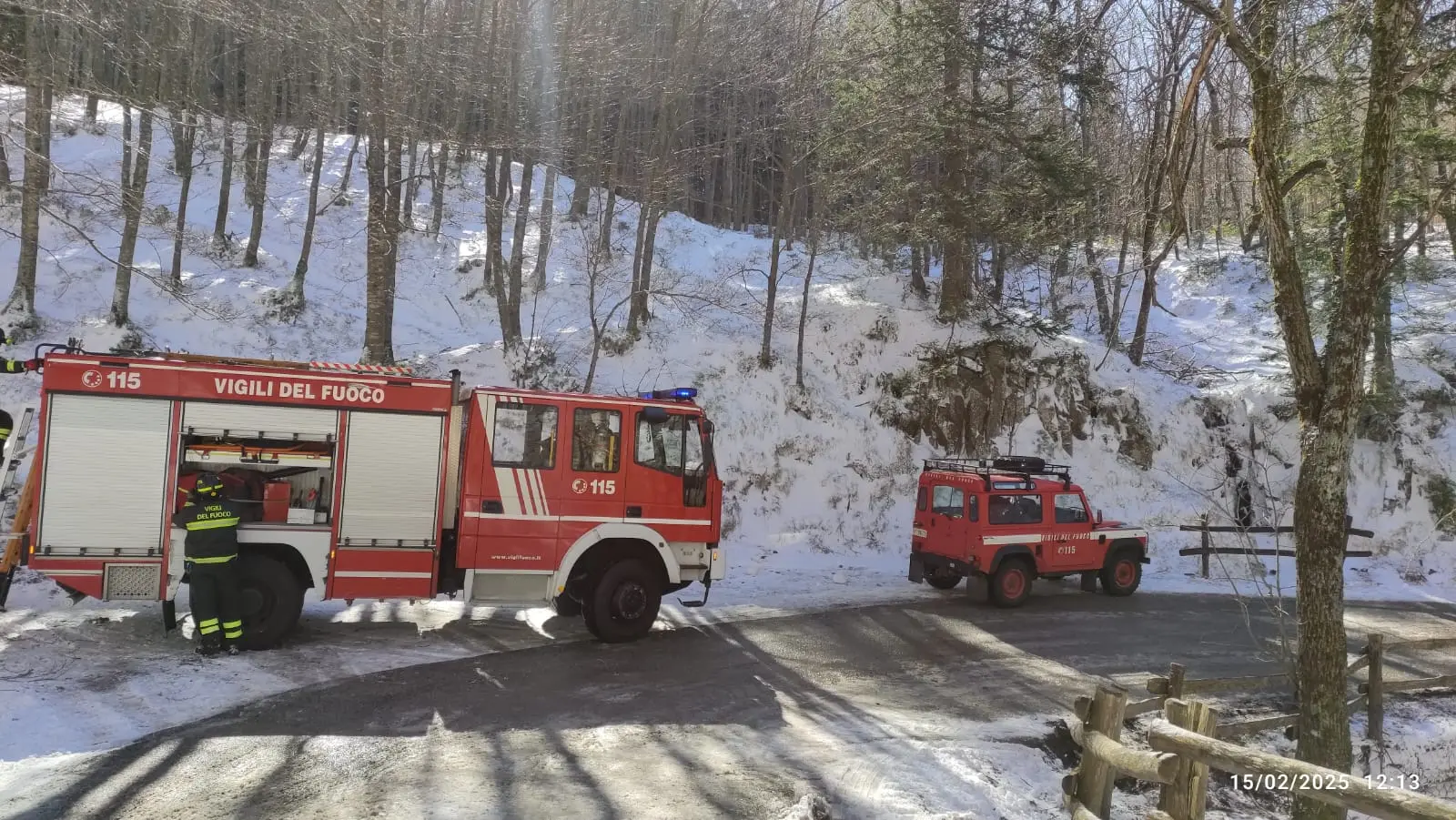 Abetone, camion dei rifiuti bloccato sulla strada ghiacciata: recuperato dai vigili del fuoco