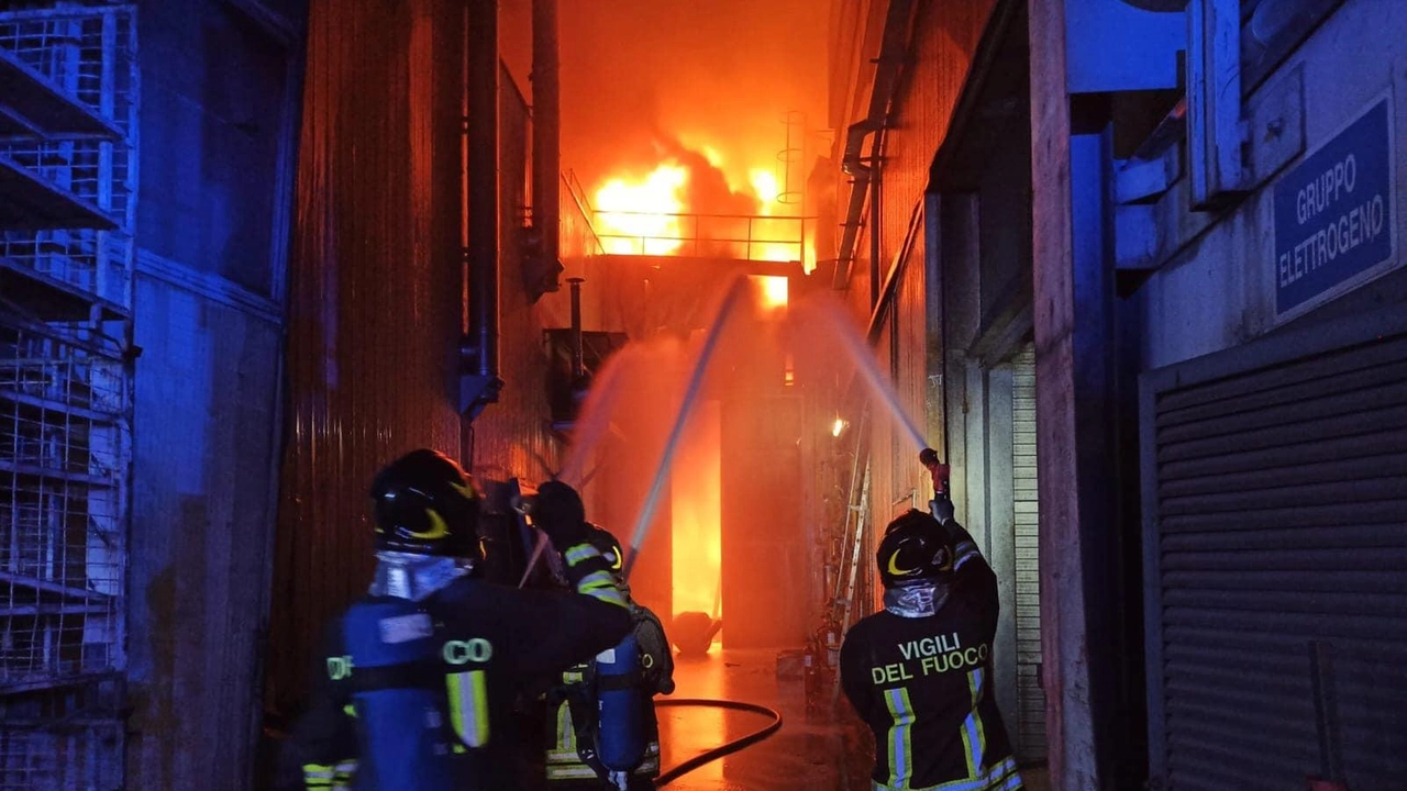 Rogo alle Fonderie Tacconi. Paura a Santa Maria. Evacuati venti dipendenti