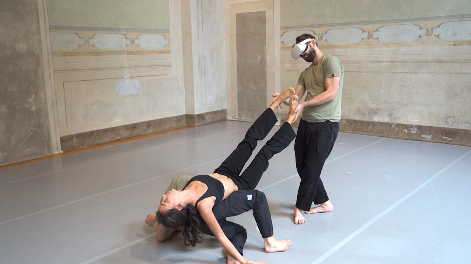 La performance messa in scena dai ballerini utilizzando il visore VR