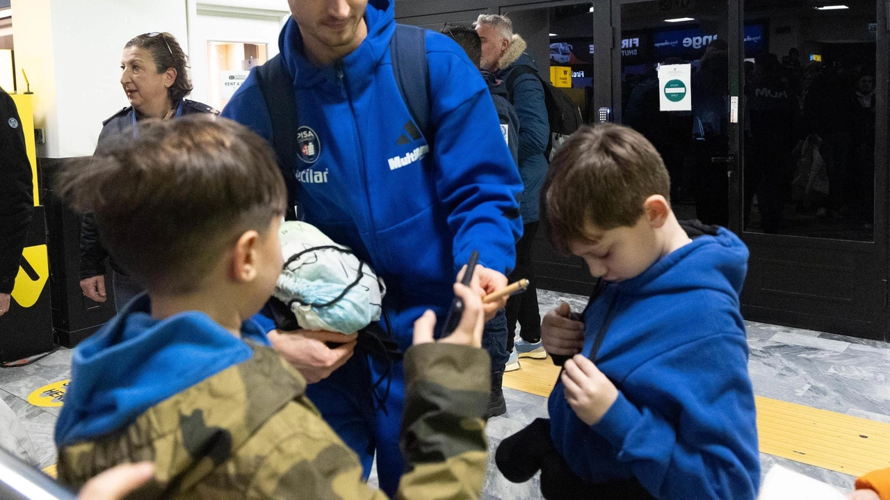 Entusiasmo ormai alle stelle per la squadra di Inzaghi accolta come le star: famiglie intere al gate, tra video, foto e autografi .