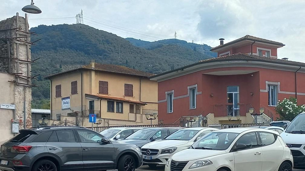 I posti auto per residenti, tracciati di giallo, nella piazza intitolata al professor Danilo Orlandi. Nei weekend estivi vengono quasi sempre occupati dai forestieri