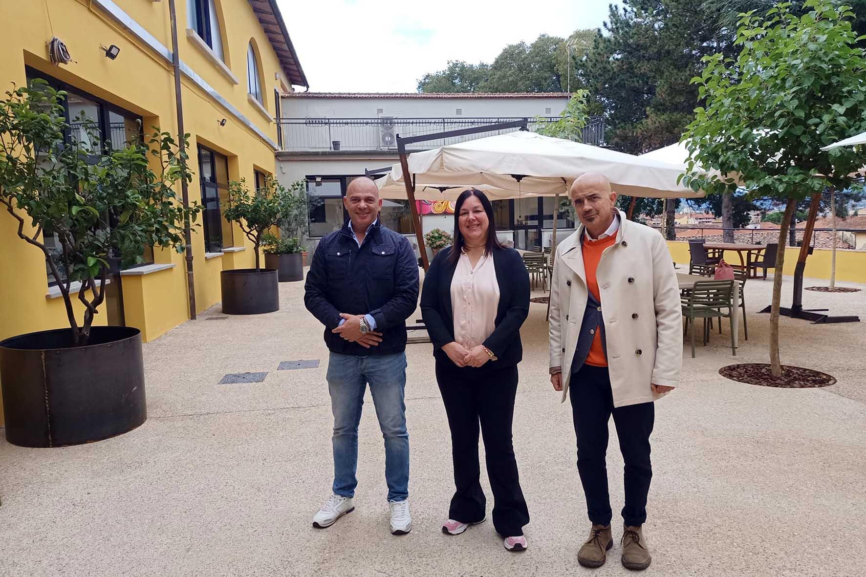 https://www.lanazione.it/image-service/view/acePublic/alias/contentid/NGRiNTg4YjctNmZmYi00/0/antonio-rauti-debora-testi-e-stefano-rossi-nuovo-cortile.jpeg