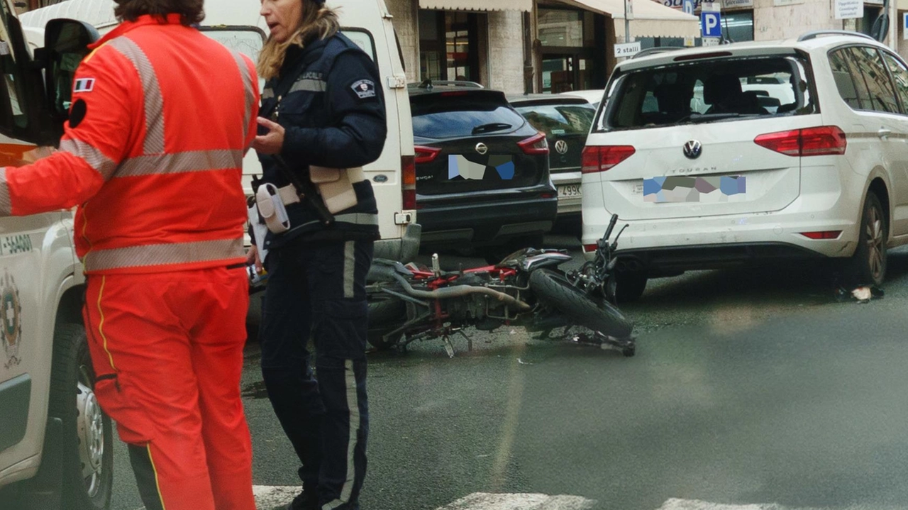 Incidente in via XXIV maggio, 17enne finisce in ospedale