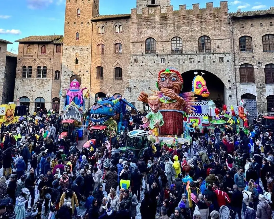 San Gimignano si accende. Una domenica pazzesca tra il Carnevale e lo sport