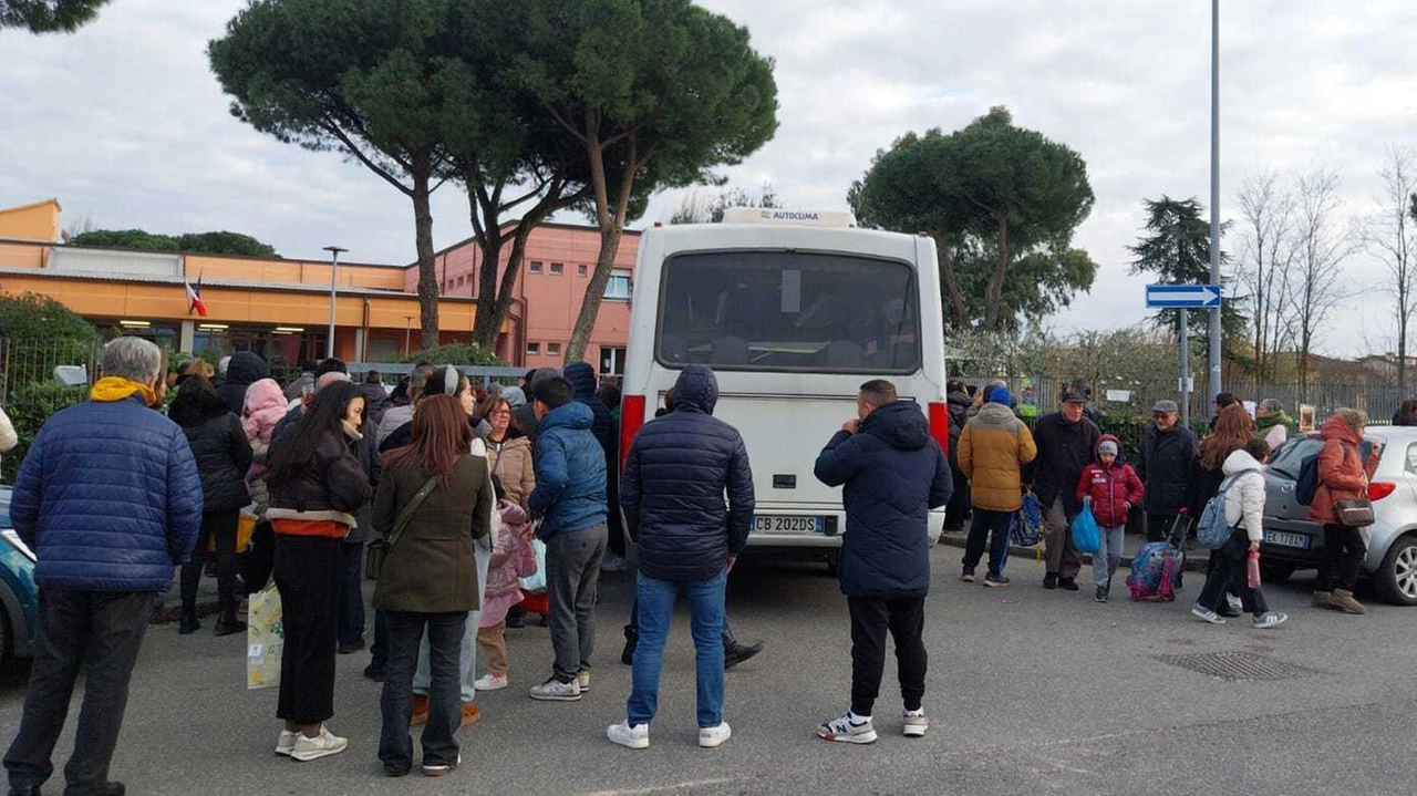 Il pulmino di servizio pubblico davanti alla scuola Gianni Rodari