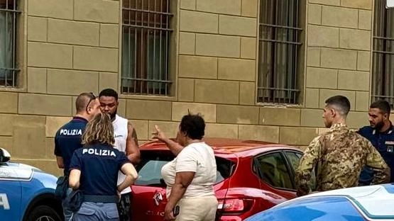 Tensione e colluttazione tra cittadini nigeriani a Prato: lite in piazza Ciardi, intervento delle forze dell'ordine e soccorso medico. Episodio legato a precedente rissa tra stranieri, con conseguente chiusura temporanea di minimarket coinvolto.