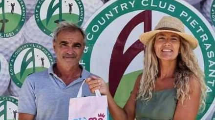 Maria Cristina Eva premiata dal presidente del Golf Alisei Andrea Andreozzi