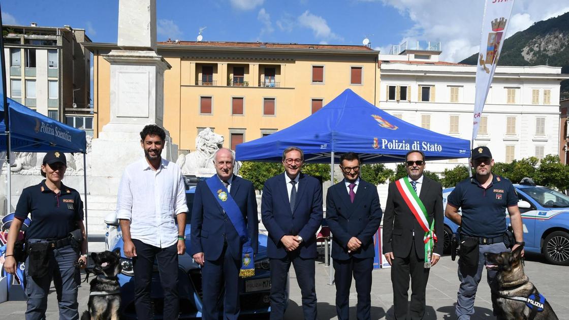 polizia festeggia da Lanazione