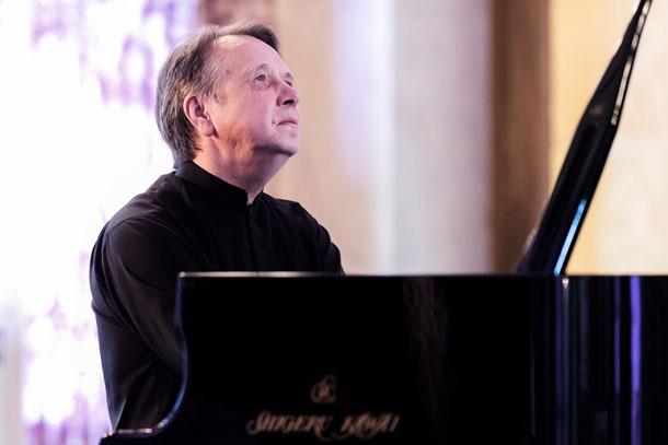 Il leggendario pianista Mikhail Pletnev protagonista del recital "Grandi pianisti al Petrarca” tra Bach, Schumann e Grieg