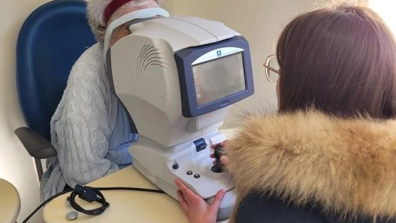 Una visita agli occhi per prevenire le patologie oculari: l’azienda Cso offre controlli gratuiti nelle Rsa (foto d’archivio)