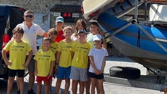 I giovani atleti delle scuole vela dei Circoli della Versilia che oggi saranno in regata a Gramolazzo per il Trofeo Optimist “Baldi-Garzetti-Nardini“. Saranno sedici imbarcazioni e altrettanti timonieri pronti a dare il meglio di sè, partenza intorno alle 13