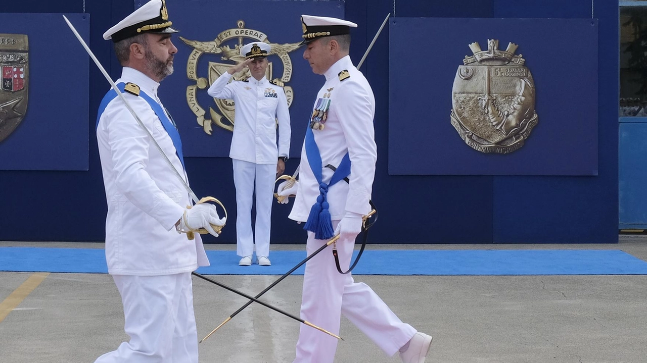 . Il capitano di vascello, David Ilardi, lascia il comando della Stazione Elicotteri di Luni al pari grado, Leonardo Vini (fotoservizio Massimo Pasquali)