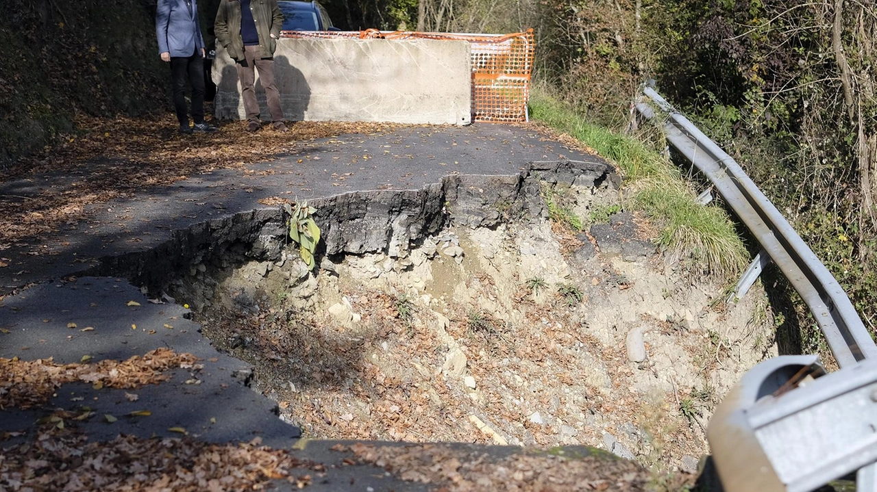 La frana che ha colpito la strada provinciale ormai a fine 2023 (foto d’archivio)