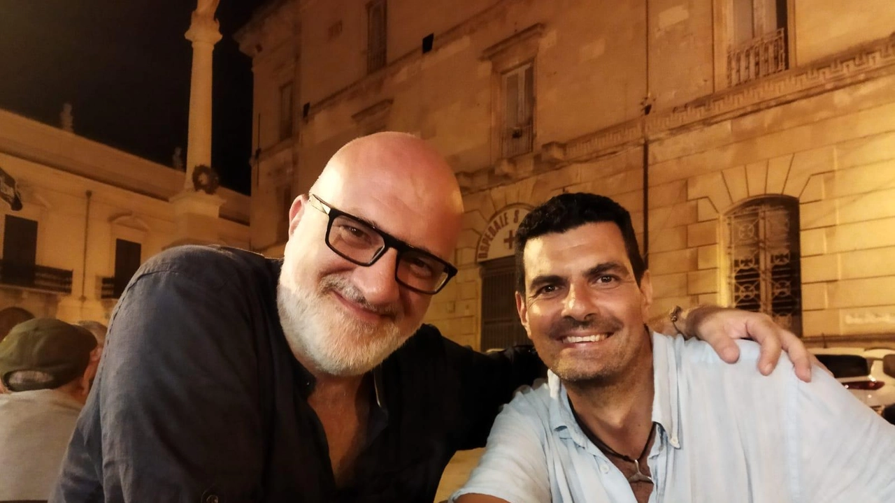 Roberto Crinò e Vincenzo Mirra presentano oggi il loro libro di poesie con il reading performativo