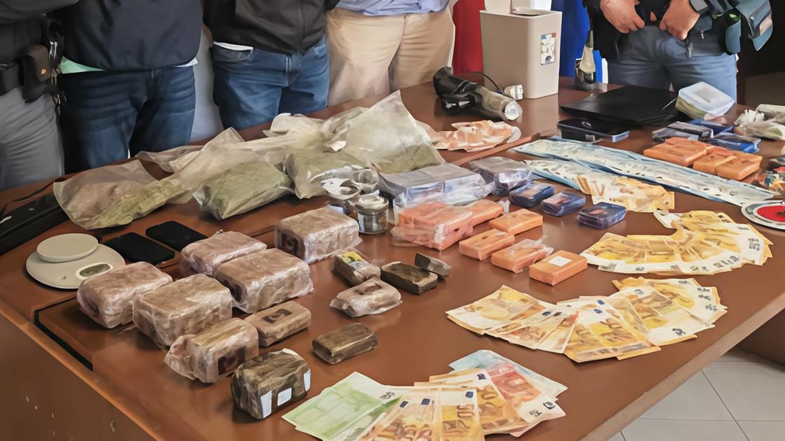 Spacciavano droga ai giovanissimi. Due arresti, dieci chili sequestrati