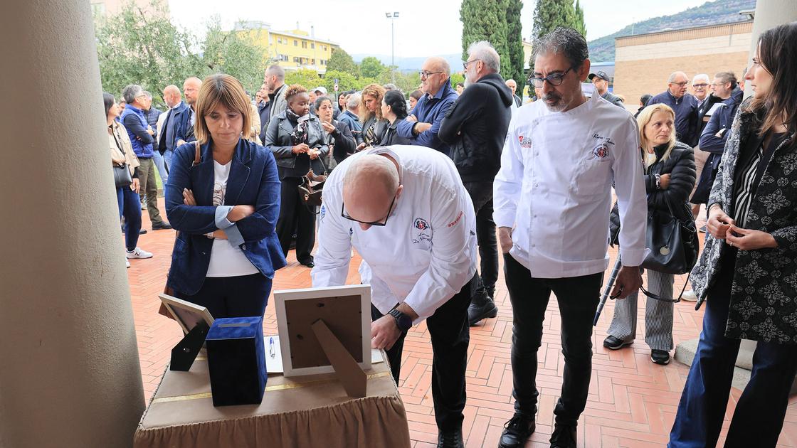 L’addio allo chef Vincenzo Volpe. Chiesa gremita e i messaggi: “L’amore per la cucina e la vita”